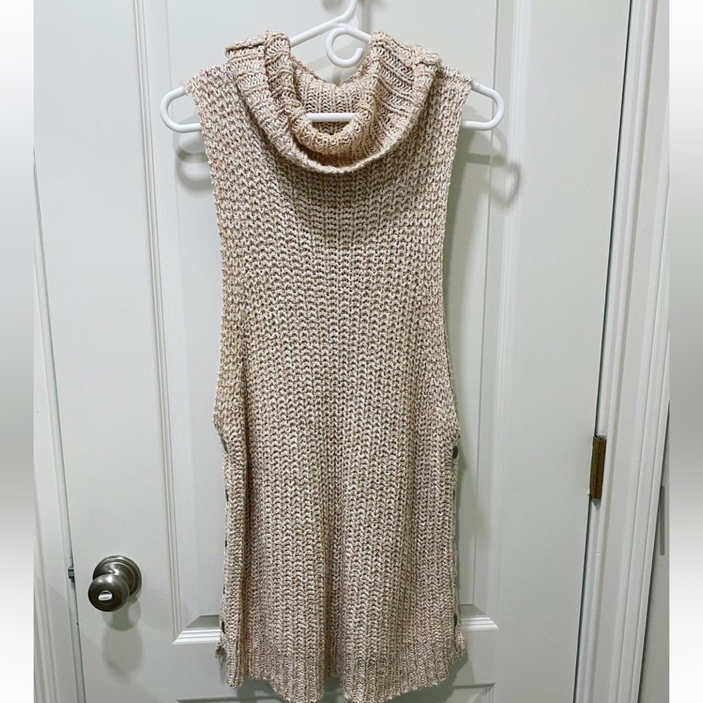 Free People Cable Knit Tunic Sweater in Cream/Light Pink. Size XS.  $25